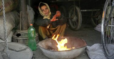 سردیوں کی سرد ترین رات، درجہ حرارت مزید گر جاتا ہے۔