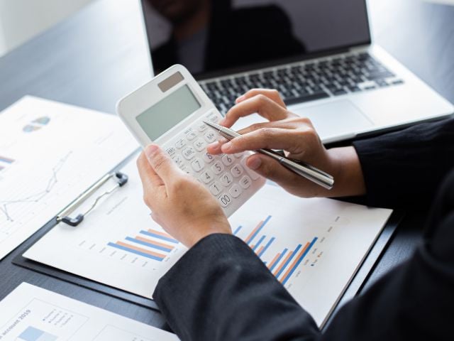 کابینہ نے بینکوں پر عائد 15 فیصد اضافی ٹیکس ختم کر دیا۔
