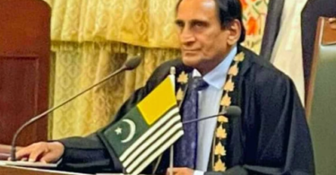 آزاد جموں و کشمیر کے سپیکر لطیف اکبر کے قافلے پر حملہ دو زخمی، سپیکر محفوظ نہیں۔