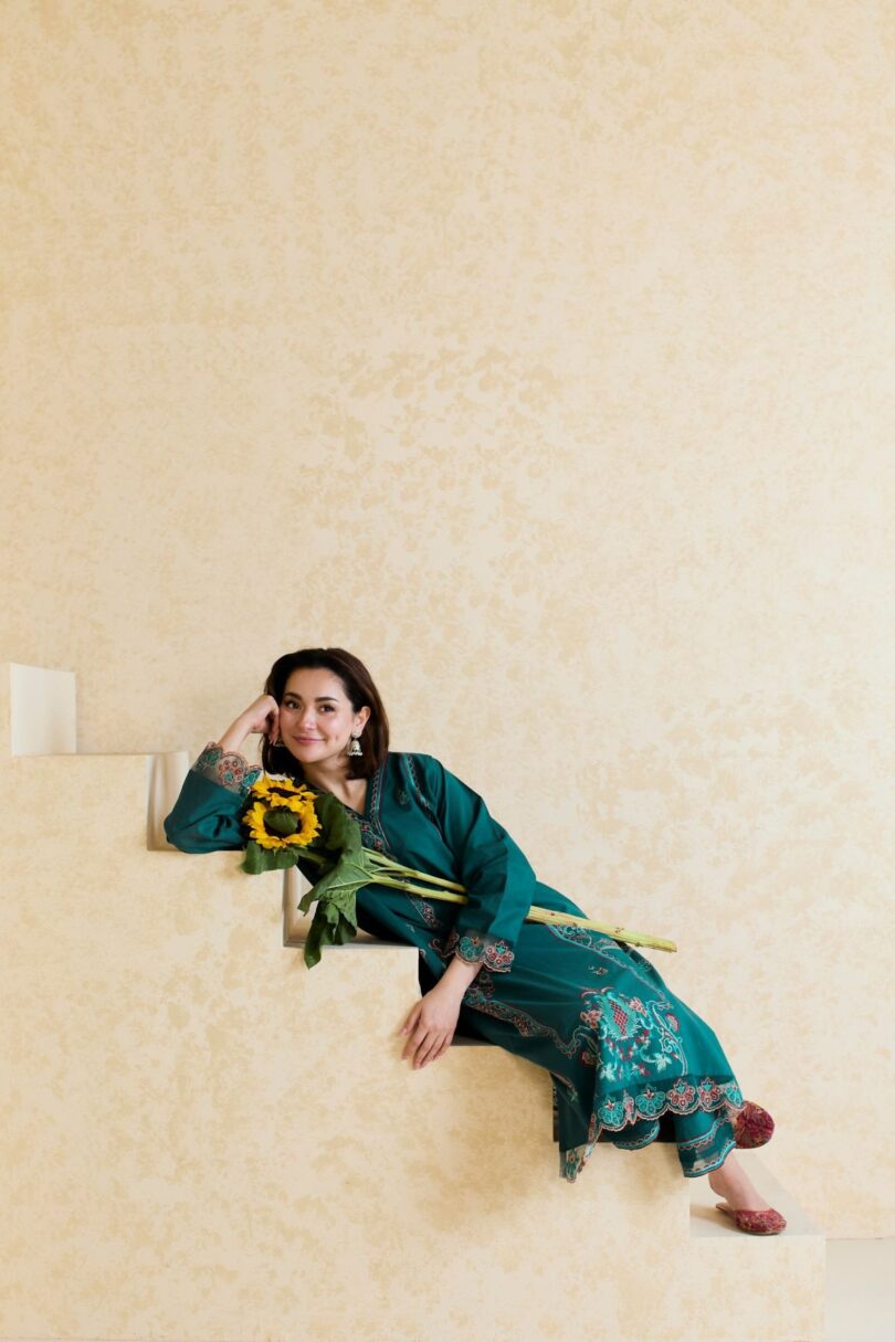 مشکا کے خوبصورت عید مجموعہ میں ہنیا عامر کی بے وقوف سجیلا ملبوسات میں شامل ہیں