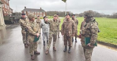 COAS نے وارمنسٹر ، لارکھل گیریژن کا دورہ کیا