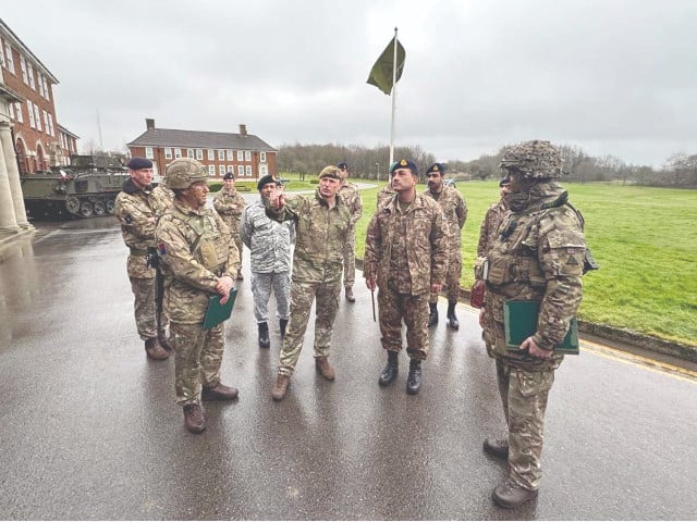 COAS نے وارمنسٹر ، لارکھل گیریژن کا دورہ کیا