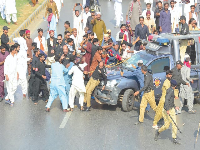 قومی شاہراہ چھ نہروں کے خلاف احتجاج میں مسدود ہوگئی