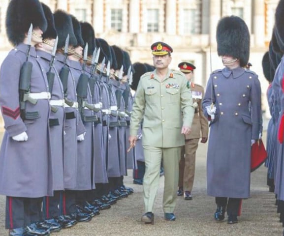 COAS استحکام موٹ کے لئے برطانیہ کا دورہ کرتا ہے