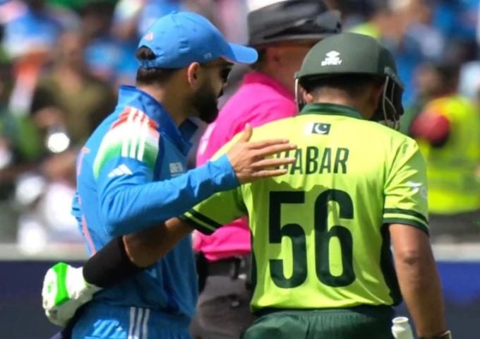 ویرات کوہلی نے بابر اعظم کے ساتھ دل دہلا دینے والے گلے ملتے ہیں
