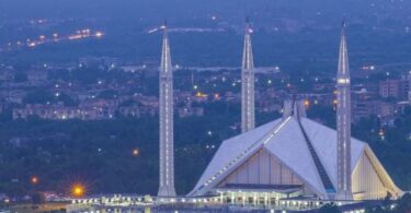 سرکاری ملازمین اسلام آباد میں پنشن اصلاحات کے خلاف احتجاج کرتے ہیں