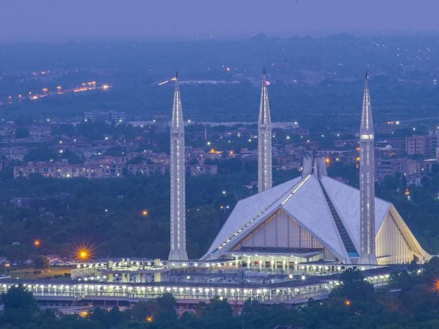سرکاری ملازمین اسلام آباد میں پنشن اصلاحات کے خلاف احتجاج کرتے ہیں