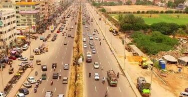 بی آر ٹی کے کام کے دوران پانی کی پائپ لائن کو نقصان پہنچانے کے بعد کراچی کی یونیورسٹی روڈ بند ہوگئی