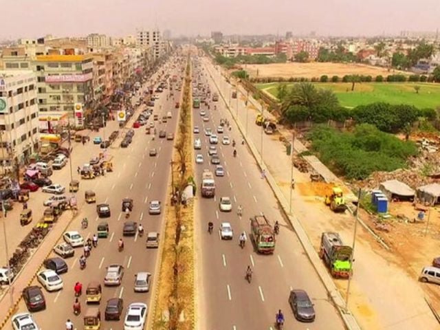 بی آر ٹی کے کام کے دوران پانی کی پائپ لائن کو نقصان پہنچانے کے بعد کراچی کی یونیورسٹی روڈ بند ہوگئی