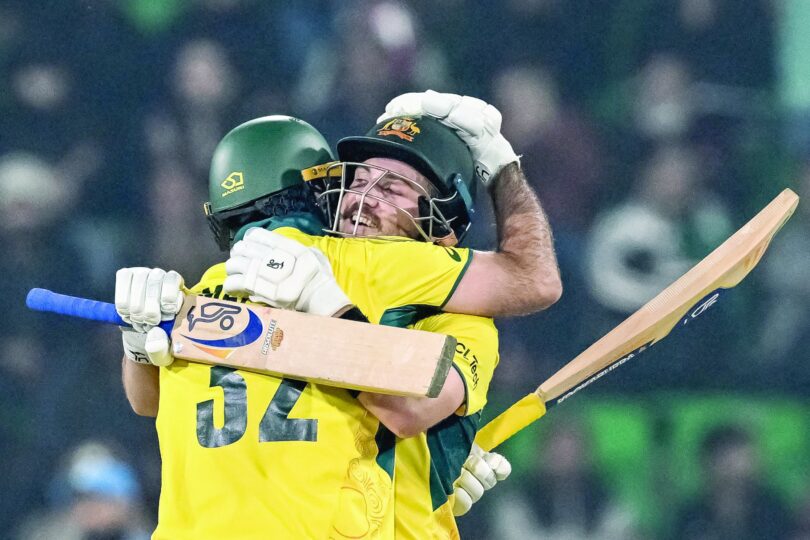 Aus جھٹکا enc بیک بیک جیت کے ساتھ