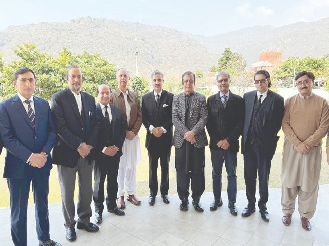 پی ٹی آئی نے چیف جسٹس سے ‘کورٹ پیکنگ’ سے باز آنے کی تاکید کی