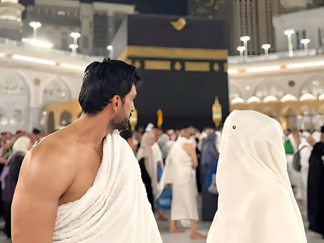 عمر شاہ زاد نے گرہ کو باندھ دیا ، مسجد الحرم سے شادی کی تصاویر شیئر کیں
