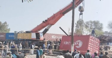 ریلوے ٹریفک فریٹ ٹرین پٹریوں کے طور پر خلل ڈالتی ہے