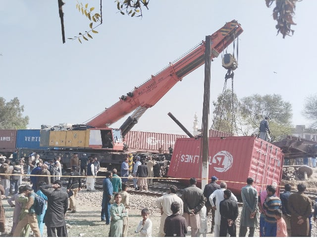 ریلوے ٹریفک فریٹ ٹرین پٹریوں کے طور پر خلل ڈالتی ہے