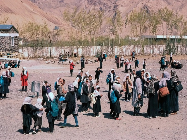 امریکی امداد منجمد ہونے کے بعد اسکالرشپ کے خاتمے کے بعد افغان خواتین کو عمان سے جلاوطنی کا سامنا کرنا پڑتا ہے