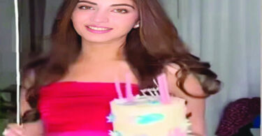 کنزا ہاشمی ایک آڑو کی سالگرہ منا رہی ہے
