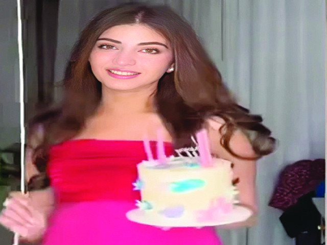 کنزا ہاشمی ایک آڑو کی سالگرہ منا رہی ہے