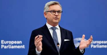 EU ہجرت کے کلیمپ ڈاؤن میں واپسی کے مرکزوں کے لئے راستہ ہموار کرتا ہے