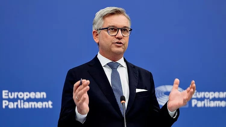 EU ہجرت کے کلیمپ ڈاؤن میں واپسی کے مرکزوں کے لئے راستہ ہموار کرتا ہے