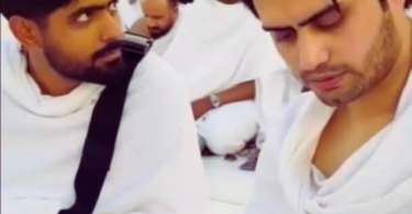 بابر اعظم بھائی کے ساتھ عمرہ انجام دے رہے ہیں