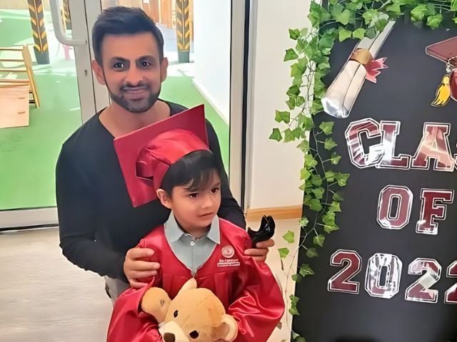 شعیب ملک نے بیٹا ایزان کے ساتھ اپنا قریبی رشتہ بانٹ لیا