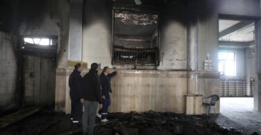 اسرائیلی فوج کے چھاپے کے دوران مغربی کنارے کے نابلس میں الناسر مسجد نے نذر آتش کیا