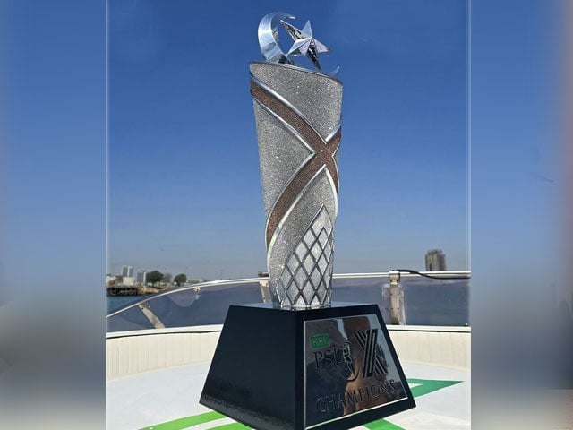 پی سی بی نے ایچ بی ایل پی ایس ایل 10 ٹرافی ‘لومینارا’ کی نقاب کشائی کی