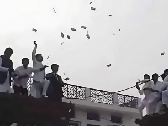 14 سالہ ہندوستانی لڑکے نے رقم اکٹھا کرتے ہوئے الیکٹروکوٹ کیا
