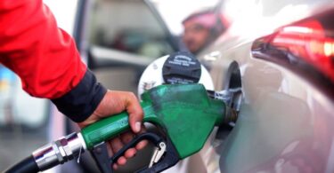 گورنمنٹ پٹرول ، ڈیزل کی قیمتوں کو فی لیٹر 2 روپے تک کاٹتا ہے