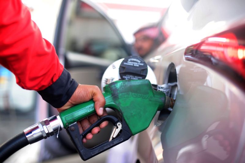 گورنمنٹ پٹرول ، ڈیزل کی قیمتوں کو فی لیٹر 2 روپے تک کاٹتا ہے