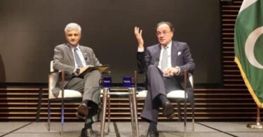 وزیر خزانہ احتیاط پر زور دیتے ہیں کیونکہ پاکستان معاشی ترقی کے آثار دیکھتا ہے
