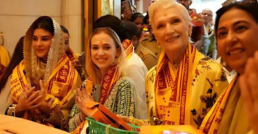 ایلون مسک کی والدہ مے مسک کے ساتھ جیکولین فرنینڈیز سدھیوویناک مندر کا دورہ کریں