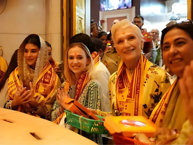 ایلون مسک کی والدہ مے مسک کے ساتھ جیکولین فرنینڈیز سدھیوویناک مندر کا دورہ کریں