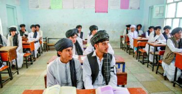 افغان لڑکوں کو سخت یکساں قواعد کا سامنا کرنا پڑتا ہے
