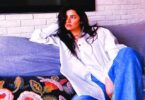 سفید بٹن اپ اور ڈینم میں مہیرا خان کھلتے ہیں