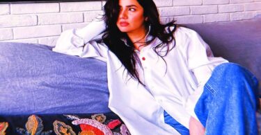 سفید بٹن اپ اور ڈینم میں مہیرا خان کھلتے ہیں