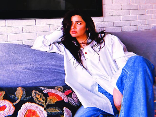 سفید بٹن اپ اور ڈینم میں مہیرا خان کھلتے ہیں
